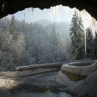 Tunnelmunning i snølandskap